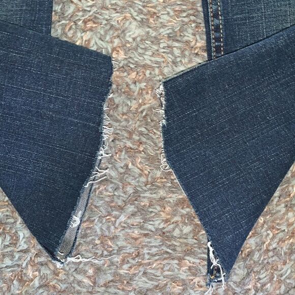 EXCELLENT CONDITION WOMEN’S SIZE 28 TRUE RELIGION CROPPED JEANS - Picture 4 of 7